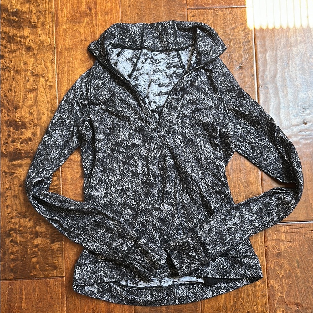 Lululemon Women's Black and White Top